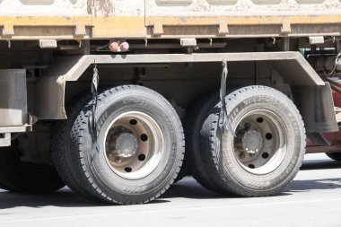 Chiangmai, Tayland - 14 Temmuz 2023: Kamyon Yoldaşları. 1001 numaralı yolda, Chiangmai şehrinden 8 km uzakta..