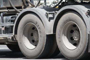 Chiangmai, Tayland - 14 Temmuz 2023 Firestone Lastikleri. 1001 numaralı yolda, Chiangmai şehrinden 8 km uzakta..