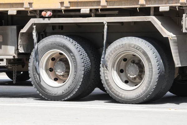 Chiangmai, Tayland - 14 Temmuz 2023: Kamyon Yoldaşları. 1001 numaralı yolda, Chiangmai şehrinden 8 km uzakta..