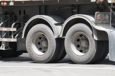 Chiangmai, Tayland - 14 Temmuz 2023 Firestone Lastikleri. 1001 numaralı yolda, Chiangmai şehrinden 8 km uzakta..