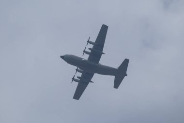 Chiangmai, Tayland - 19 Temmuz 2023 Tayland Kraliyet Hava Kuvvetleri C-130. Chiangmai Havaalanı 'ndan havalan..