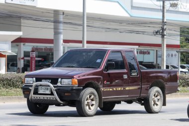 Chiangmai, Tayland - 14 Temmuz 2023: Er Isuzu TFR kamyonet. 1001 no 'lu yolda. Chiangmai şehrinden 18 km uzakta..