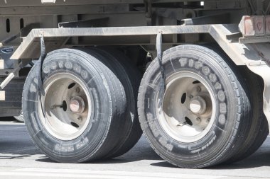 Chiangmai, Tayland - 21 Ağustos 2023 Firestone Lastikleri. 1001 numaralı yolda, Chiangmai şehrinden 8 km uzakta..