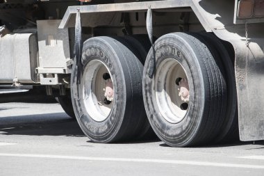 Chiangmai, Tayland - 21 Ağustos 2023 Firestone Lastikleri. 1001 numaralı yolda, Chiangmai şehrinden 8 km uzakta..