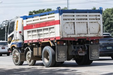 Chiangmai, Tayland - 22 Ağustos 2023: Mitsubishi Fuso Nakliye Şirketi 'nin çöp kamyonu. Fotoğraf 121 numaralı yolda, Chiangmai, Tayland 'a 8 km uzaklıkta..