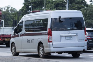 Chiangmai, Tayland - 22 Ağustos 2023 Kraliyet Tayland Polisi polis arabası. 1001 numaralı yolda, Chiangmai şehrinden 8 km uzakta..