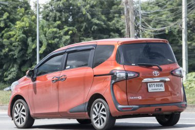Chiang Mai, Tayland-4 Kasım 2017: Toyota otomobil, Toyota Sienta Mini Mpv Van yeni ürün. Yol no.1001, Chiangmai şehir merkezine 8 km.