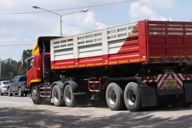Chiangmai, Tayland - 29 Ağustos 2023: Er Mitsubishi Fuso Çöp Kamyonu. Fotoğraf 121 numaralı yolda, Chiangmai, Tayland 'a 8 km uzaklıkta..