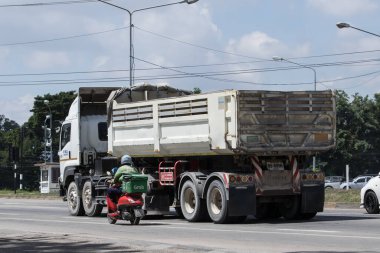 Chiangmai, Tayland - 29 Ağustos 2023: Er Isuzu Karavan Atık Kamyonu. 1001 no 'lu yolda. Chiangmai İş Alanından 18 km uzakta..