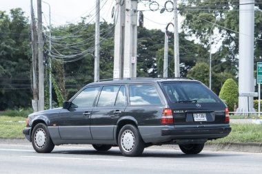 CHIANG MAI, THAILAND 19 HAZİRAN 2018: Mercedes Benz 230TE 'nin eski özel arabası. Fotoğraf 1001 no 'lu yolda, Chiangmai Tayland şehir merkezinden yaklaşık 8 km uzaklıkta..