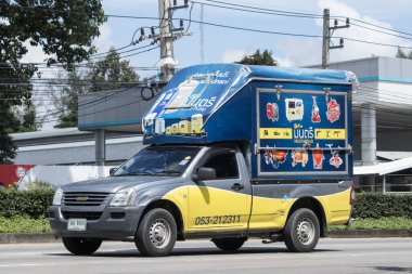 Chiangmai, Tayland - 8 Eylül 2023: Mon Tree Machine Tool konteynır kamyonu. Fotoğraf 121 no 'lu yolda, Chiangmai Tayland şehir merkezinden yaklaşık 8 km uzaklıkta..