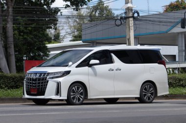 Chiangmai, Tayland - 8 Eylül 2023: Er Toyota New Velfile Van Car. Fotoğraf 121 numaralı yolda, Chiangmai, Tayland 'a 8 km uzaklıkta..