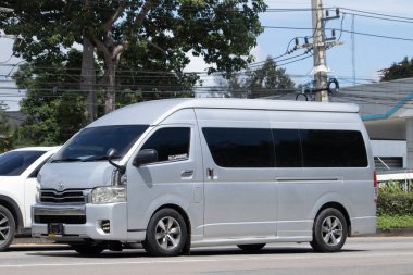 Chiangmai, Tayland - 8 Eylül 2023: özel Toyota banliyö aracı. Fotoğraf 121 no 'lu yolda, Chiangmai Tayland şehir merkezinden yaklaşık 8 km uzaklıkta..
