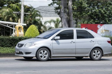 Chiangmai, Tayland - 8 Eylül 2023: özel Sedan arabası Toyota Vios. 1001 no 'lu yolda. Chiangmai İş Alanından 18 km uzakta..