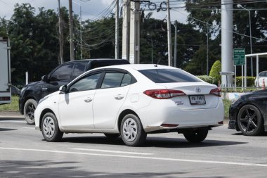 Chiangmai, Tayland - 8 Eylül 2023: Özel Sedan aracı Toyota Yaris ATIV Chiangmai İş Alanından 1001 numaralı yolda.