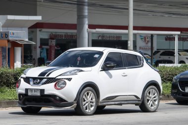 Chiang Mai, Tayland-15 Aralık 2017: özel araba, Nissan Juke. Yol no.1001, Chiangmai şehir merkezine 8 km.