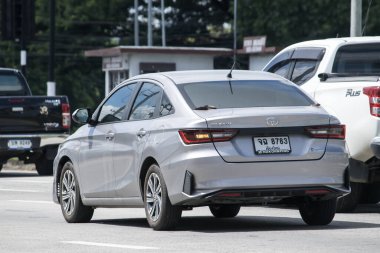 Chiangmai, Tayland - 8 Eylül 2023: Özel Sedan aracı Toyota Yaris ATIV Chiangmai İş Alanından 1001 numaralı yolda.