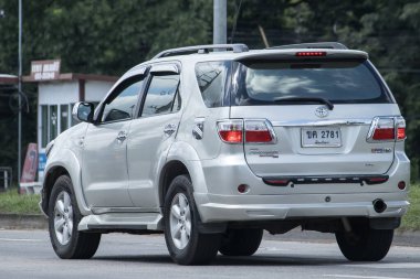 Chiangmai, Tayland - 8 Eylül 2023: er Toyota Fortuner SUv Car. 1001 no 'lu yolda. Chiangmai şehrinden 18 km uzakta..
