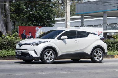 Chiangmai, Tayland - 8 Eylül 2023: Yeni Toyota CHR Subcompact SUV Hybrid Car. 121 numaralı araba Chiangmai şehrine gidiyor..