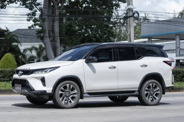 Chiangmai, Tayland - 8 Eylül 2023: er Toyota Fortuner SUv Car. 1001 no 'lu yolda. Chiangmai şehrinden 18 km uzakta..