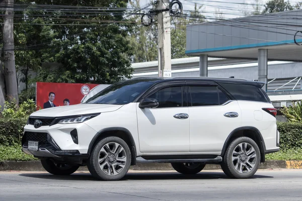 Chiangmai, Tayland - 8 Eylül 2023: er Toyota Fortuner SUv Car. 1001 no 'lu yolda. Chiangmai şehrinden 18 km uzakta..