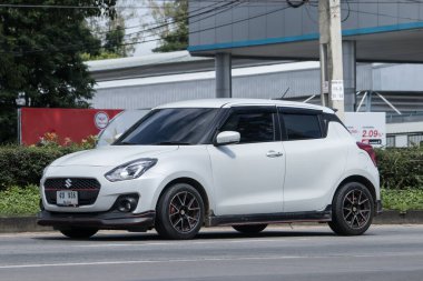 Chiangmai, Tayland - 8 Eylül 2023: Özel Eko şehri arabası Yeni Suzuki Swift. Fotoğraf 121 numaralı yolda, Chiangmai, Tayland 'a 8 km uzaklıkta..