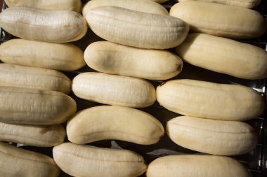 Pek çok beyaz taze muza yaklaş