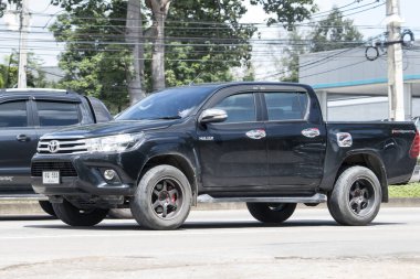 Chiangmai, Tayland - 8 Eylül 2023: Özel pikap Toyota Hilux Revo. 1001 numaralı yolda, Chiangmai şehrinden 8 km uzakta..