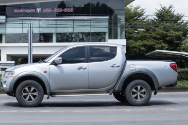 Chiangmai, Tayland - 8 Eylül 2023: özel araba, Mitsubishi Triton kamyonet. 1001 no 'lu yolda, Chiangmai İş Alanından 8 km uzakta..