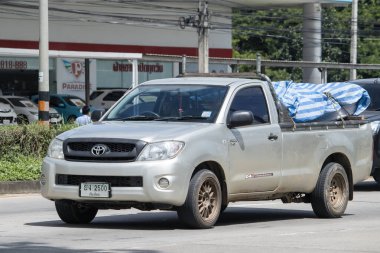 Chiang Mai, Tayland-12 Aralık 2017: özel Toyota Hilux Vigo kamyonet. Yol no.1001 Chiangmai şehir merkezine 8 km.