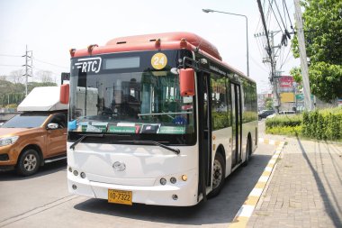 Chiangmai, Tayland - 29 Mart 2024: RTC Chiang Mai Şehir Otobüsü. Şehirde hizmet. Bölgesel Transit Şirketi tarafından işletiliyor.