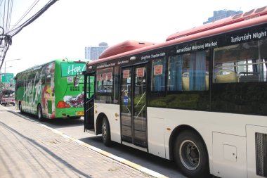 Chiangmai, Tayland - 29 Mart 2024: RTC Chiang Mai Şehir Otobüsü. Şehirde hizmet. Bölgesel Transit Şirketi tarafından işletiliyor.