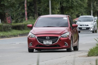 Chiangmai, Tayland - 12 Eylül 2023: Özel Eko arabası Mazda 2. 1001 no 'lu yolda. Chiangmai İş Alanından 18 km uzakta..