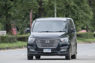 Chiangmai, Tayland - 12 Eylül 2023: Hyundai Kore 'den özel lüks minibüs. Yeni Hyundai H1. 1001 numaralı yolda, Chiangmai şehrinden 8 km uzakta..