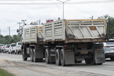 Chiangmai, Tayland - 12 Eylül 2023: Er Isuzu Karavan Atık Kamyonu. 1001 no 'lu yolda. Chiangmai İş Alanından 18 km uzakta..