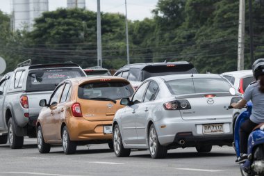 Chiangmai, Tayland - 12 Eylül 2023: Eco car Nissan March. 1001 no 'lu yolda. Chiangmai İş Alanından 18 km uzakta..