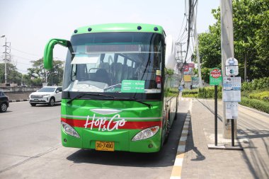 Chiangmai, Tayland - 29 Mart 2024: Zıpla ve Chiangmai gezi otobüsüne git. Greenbus Şirketi tarafından işletiliyor..