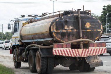 Chiangmai, Tayland - 12 Eylül 2023: özel su tankı kamyonu. Fotoğraf 121 numaralı yolda Chiangmai şehrinden yaklaşık 8 km uzaklıkta..