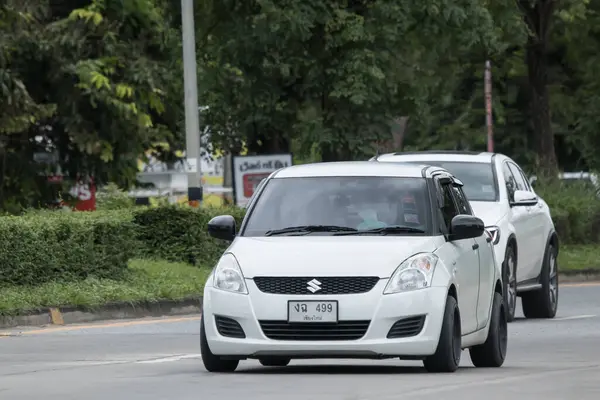 Chiangmai, Tayland - 12 Eylül 2023: Özel Eco şehri arabası Suzuki Swift. Fotoğraf 121 numaralı yolda, Chiangmai, Tayland 'a 8 km uzaklıkta..