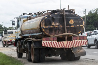 Chiangmai, Tayland - 12 Eylül 2023: özel su tankı kamyonu. Fotoğraf 121 numaralı yolda Chiangmai şehrinden yaklaşık 8 km uzaklıkta..