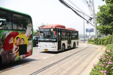 Chiangmai, Tayland - 29 Mart 2024: RTC Chiang Mai Şehir Otobüsü. Şehirde hizmet. Bölgesel Transit Şirketi tarafından işletiliyor.