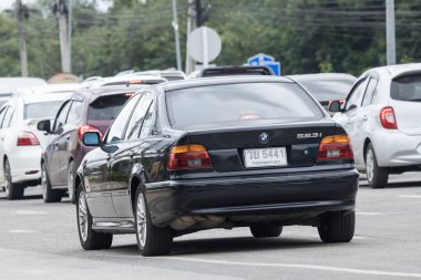 Chiangmai, Tayland - 12 Eylül 2023: özel lüks araba, BMW 523I. Fotoğraf 121 no 'lu yolda, Chiangmai, Tayland şehir merkezinden yaklaşık 8 km uzaklıkta..