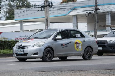 Chiangmai, Tayland - 2 Ekim 2023 Maxis Car Toyota Vios. 1001 no 'lu yolda. Chiangmai İş Alanından 18 km uzakta..