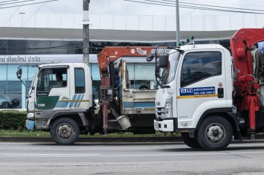 Chiangmai, Tayland - 2 Ekim 2023: Er Isuzu Crane Truck. 1001 no 'lu yolda. Chiangmai İş Alanından 18 km uzakta..