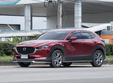 Chiangmai, Tayland - 2 Ekim 2023: özel araba, Mazda CX30. Fotoğraf 121 no 'lu yolda, Chiangmai, Tayland şehir merkezinden yaklaşık 8 km uzaklıkta..