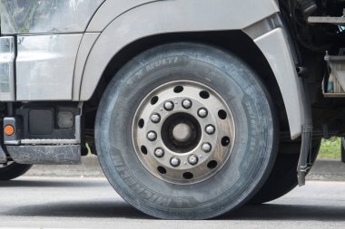 Chiangmai, Tayland - 2 Ekim 2023 MICHELIN TIR 'ları. 1001 numaralı yolda, Chiangmai şehrinden 8 km uzakta..