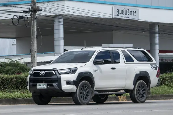 Chiangmai, Tayland - 2 Ekim 2023: Özel pikap Toyota Hilux Revo. 1001 numaralı yolda, Chiangmai şehrinden 8 km uzakta..