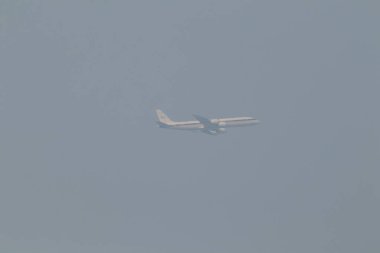 Chiangmai, Tayland - Mart 66 2024: N817NA Douglas DC-8-72 National Aeronautics and Space Administration NASA Bad Air Quality ile Chiangmai City üzerinde uçar