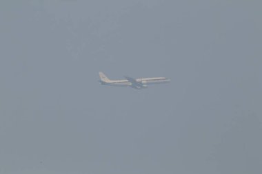 Chiangmai, Tayland - Mart 66 2024: N817NA Douglas DC-8-72 National Aeronautics and Space Administration NASA Bad Air Quality ile Chiangmai City üzerinde uçar