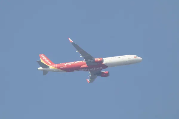 stock image Chiangmai, Thailand -  December 1 2023: VN-A531 Airbus A321-200 of Vietjet airline. Take off from Chiang Mai International Airport to Ho Chi Minh City Airport.